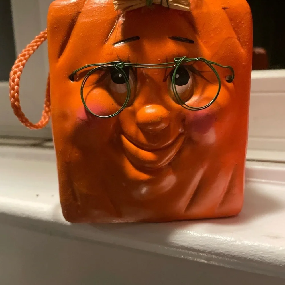Adorable Novelty Pumpkin Face Decor!! - Picture 4 of 6